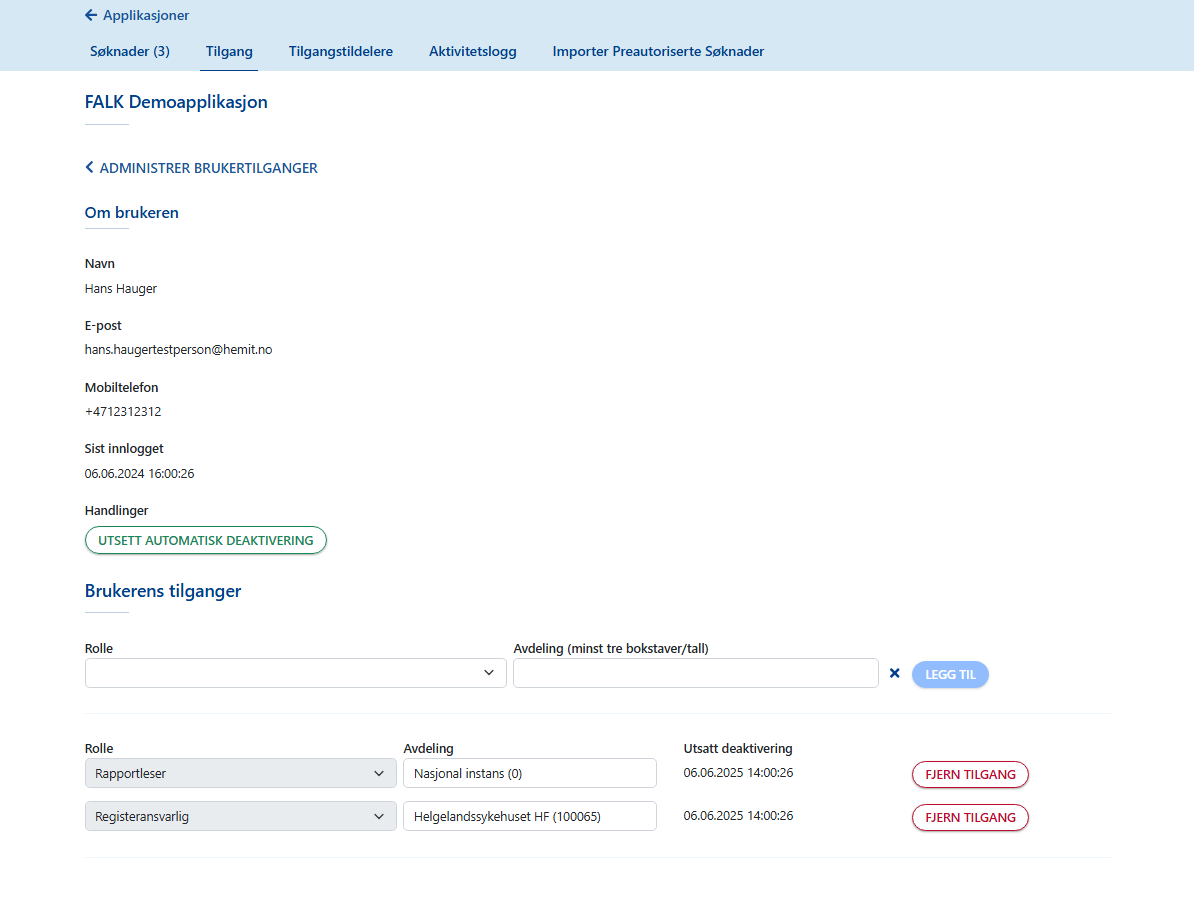 Side som viser informasjon om brukeren med tidspunktet for utsatt deaktivering for hver rettighet brukeren har.